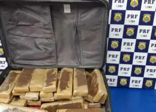 Passageira de ônibus é presa por tráfico de drogas transportando 25 kg de maconha escondida na bagagem