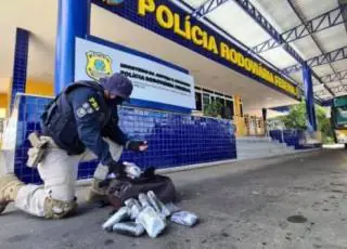 Passageiro de ônibus é flagrado pela PRF com 14 mil comprimidos de ecstasy