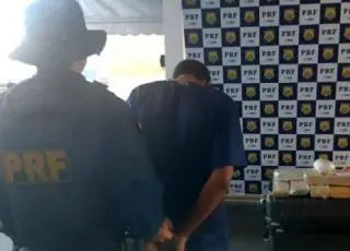 Passageiro de ônibus é preso pela PRF em Jequié transportando maconha para o Ceará