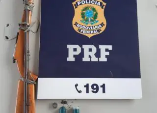Passageiro de veículo é flagrado pela PRF com espingarda e material bélico em Teixeira de Freitas
