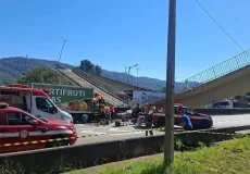 Passarela desaba após ser atingida por caminhão e deixa dois mortos na Fernão Dias