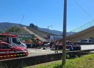 Passarela desaba após ser atingida por caminhão e deixa dois mortos na Fernão Dias