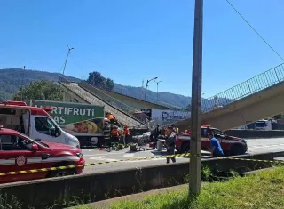 Passarela desaba após ser atingida por caminhão e deixa dois mortos na Fernão Dias