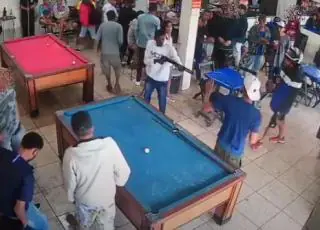 Passou a mão na bunda do amigo, morreu com tiro de escopeta.