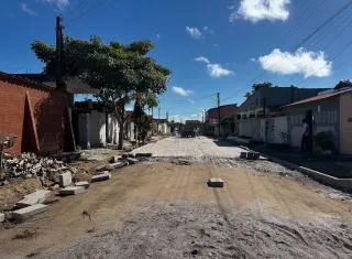 Pavimentação com blocos sextavados avança em ruas do bairro Primavera, em Posto da Mata