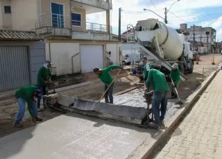 Pavimentação em ruas do bairro Jardim Caraípe continua, em Teixeira de Freitas