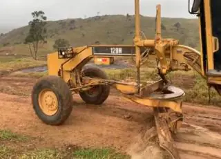 Pecuaristas em Itanhém gastam do próprio bolso para não ficarem sem estrada