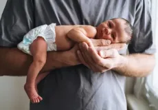 Pediatras defendem mais tempo de licença-paternidade para promover saúde infantil