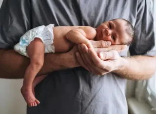 Pediatras defendem mais tempo de licença-paternidade para promover saúde infantil