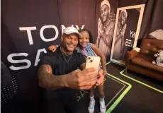 Pequena Eloah emociona multidão ao subir no palco com Tony Salles no aniversário de Teixeira de Freitas