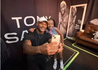 Pequena Eloah emociona multidão ao subir no palco com Tony Salles no aniversário de Teixeira de Freitas