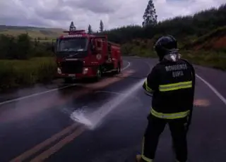 Perigo na BR 101- Óleo derramado na pista quase provoca acidente