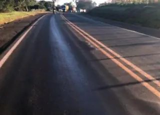 Vídeo - Óleo jogado na BR 101 causa acidente entre Teixeira de Freitas e Itamaraju