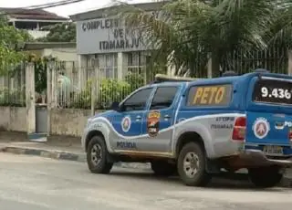 PETO conduz alunos armados à delegacia após briga em colégio