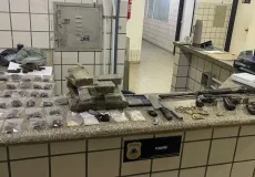 PETO da 87ª CIPM prende foragidos da Justiça e apreende drogas, armas e adolescente em Teixeira de Freitas