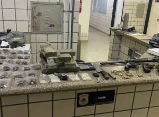 PETO da 87ª CIPM prende foragidos da Justiça e apreende drogas, armas e adolescente em Teixeira de Freitas