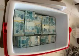 PF acha R$ 750 mil em caixa térmica na casa do nº 2 da Saúde