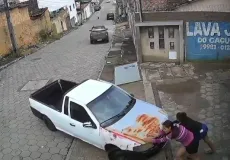 Picape desgovernada desce ladeira e colide com carro estacionado no Centro de Itamaraju