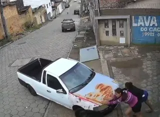 Picape desgovernada desce ladeira e colide com carro estacionado no Centro de Itamaraju