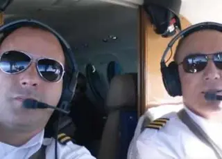 Piloto morre durante voo, copiloto assume comando do avião e faz pouso de emergência