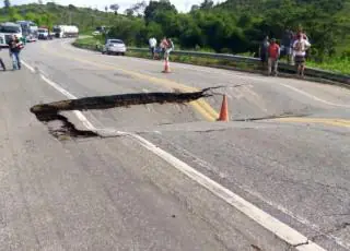 Pista entre Eunápolis e Itabela cede e trânsito é interditado na BR-101