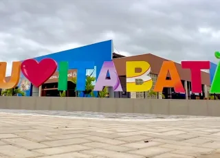 Placa turística com declaração de amor ao distrito de Itabatã embeleza obra do novo Mercado Municipal