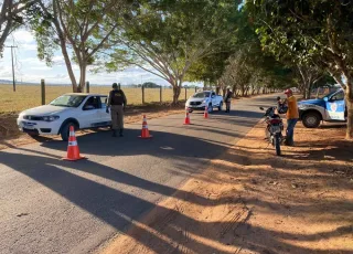 PM aborda centenas de pessoas, carros e motos em blitz na Operação Força Total