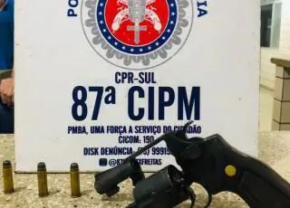 PM aborda suspeito e encontra arma e cocaína em Teixeira de Freitas