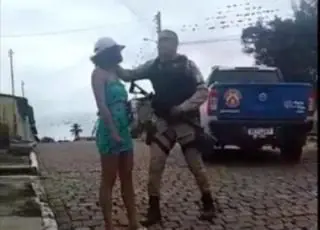 Vídeo - PM agride mulher com tapa na cabeça em abordagem na Bahia