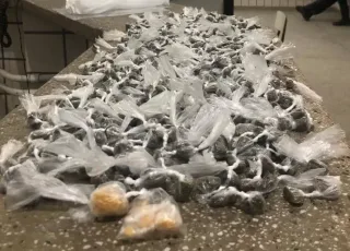 PM apreende 639 papelotes de maconha e crack em Teixeira de Freitas