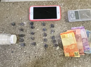 PM apreende adolescente com cocaína durante abordagem em bar de Teixeira de Freitas