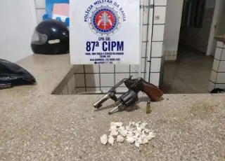 PM apreende arma e crack em Teixeira de Freitas