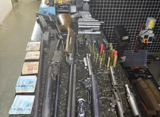 PM apreende armas, munições e equipamentos usados na fabricação clandestina em Itamaraju