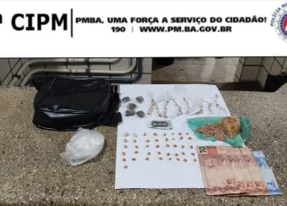 PM apreende crack e maconha em Teixeira de Freitas; suspeito fugiu por uma área de brejo