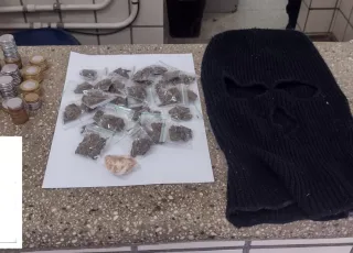 PM apreende droga e toca ninja em Teixeira de Freitas; traficante conseguiu fugir