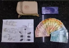 PM apreende drogas e conduz envolvidos após denúncia de tráfico em Prado