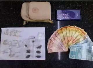 PM apreende drogas e conduz envolvidos após denúncia de tráfico em Prado