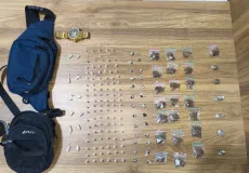 PM apreende drogas e conduz três suspeitos à delegacia em Arraial d’Ajuda