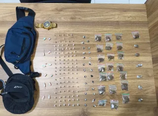 PM apreende drogas e conduz três suspeitos à delegacia em Arraial d’Ajuda