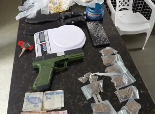 PM apreende drogas e materiais ligados ao tráfico durante ação em Itamaraju