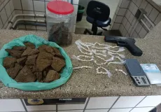 PM apreende drogas e prende suspeito durante o fim de semana em Teixeira de Freitas