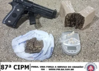 PM apreende drogas e simulacro de arma de fogo em Teixeira de Freitas