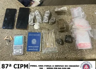 PM apreende maconha, cocaína, crack e haxixe na madrugada de domingo de carnaval em Teixeira de Freitas. Dois suspeitos foram presos