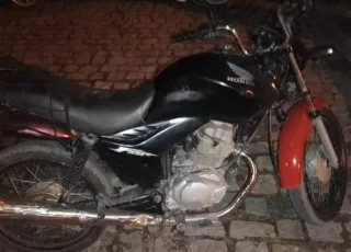 PM apreende moto sem placa conduzida por menor em Teixeira de Freitas
