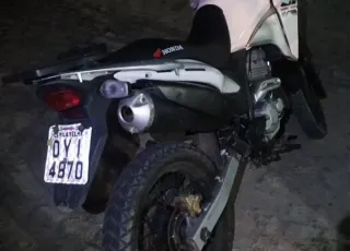 PM apreende motocicleta com restrição de furto  em Teixeira de Freitas