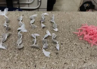 PM apreende papelotes de maconha e pinos vazios de cocaína, em Teixeira de Freitas