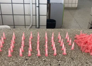 PM apreende pinos de cocaína em Teixeira de Freitas. Traficante fugiu