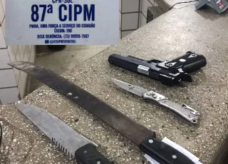 PM apreende pistola de airsoft, faca, facão e canivete em carro de suspeito de violência doméstica