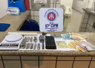 PM apreende quase 1 kg de maconha, cocaína e dinheiro do tráfico em Teixeira de Freitas