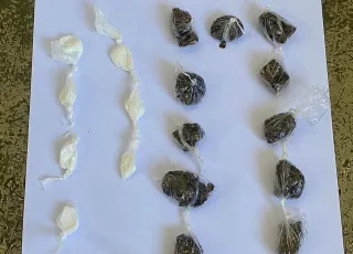 PM apreende sacola com cocaína, maconha e crack em Teixeira de Freitas